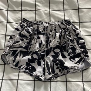 Old Navy Active short children size large black and white
